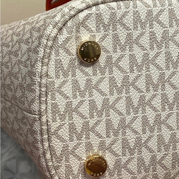 NWT Michael Kors Jet Set Front Pocket tote set in Vanilla and Clementine - Picture 8 of 16